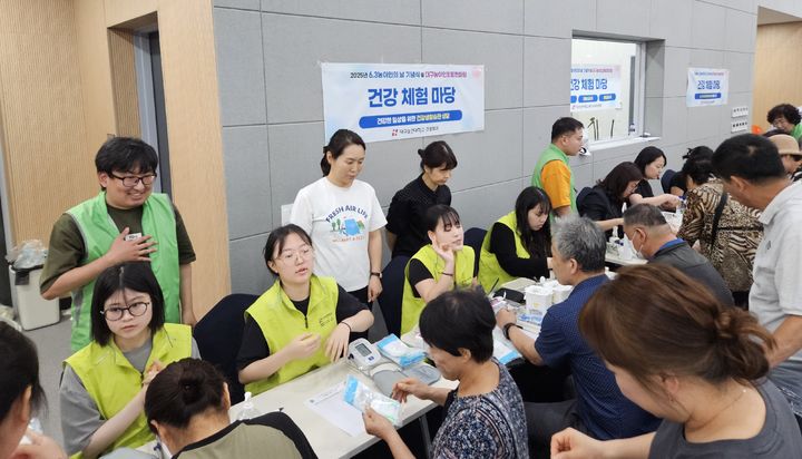 [대구=뉴시스] 대구보건대학교 한달빛공유협업센터는 농아인의 날을 기념해 청각장애인을 위한 건강개선 프로그램인 '우리의 손길로, 마음을 전하다'를 운영했다고 28일 밝혔다. (사진=대구보건대 제공) 2025.06.28. photo@newsis.com *재판매 및 DB 금지