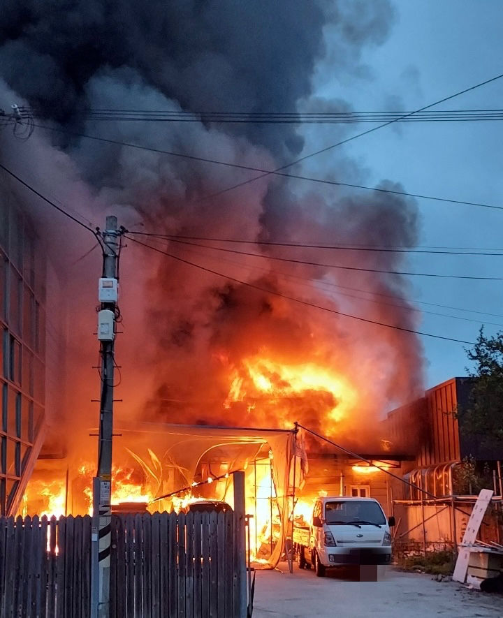 [익산=뉴시스] 28일 오전 5시21분께 전북 익산시 신동의 한 싱크대 판매업체 창고에서 불이 나 연기가 나고있다. (사진=전북도소방본부 제공) 2025.06.28. photo@newsis.com *재판매 및 DB 금지