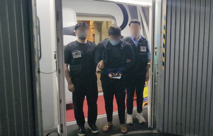 [서울=뉴시스] 경찰청은 투자 리딩방 사기조직 총책 A(26)씨를 이날 오전 인천국제공항을 통해 강제 송환했다고 밝혔다. (사진=경찰청 제공) 2025.06.28. photo@newsis.com *재판매 및 DB 금지