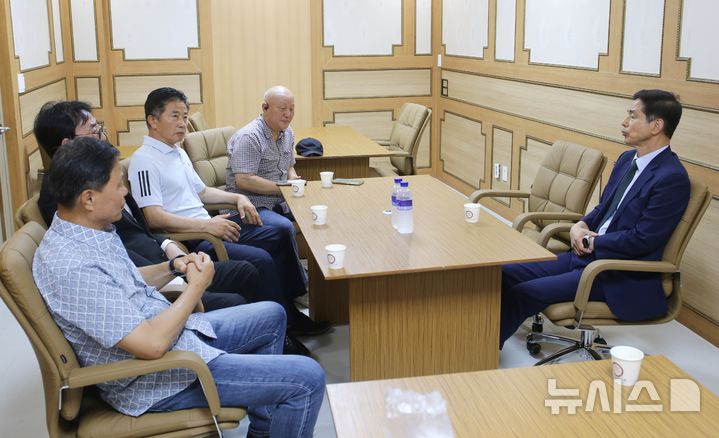 [청주=뉴시스] 서주영 기자 = 충북지역 태권도단체가 28일 청주체육관 내 사무실에서 송석중 충북태권도협회장(오른쪽)과 면담을 하고 있다. 2025.06.28. juyeong@newsis.com 