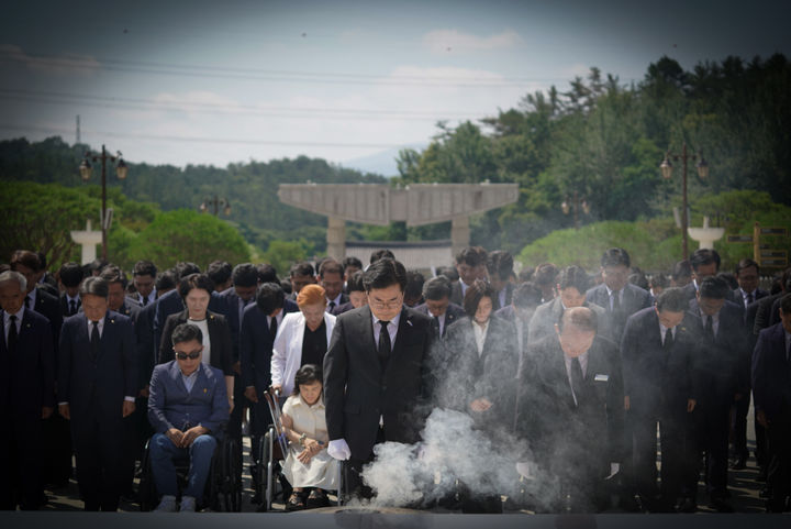 [서울=뉴시스]박찬대 더불어민주당 당대표 예비후보가 28일 오전 광주 북구 국립 5·18 민주묘지를 참배했다.(사진=박찬대 의원실 제공)2025.06.28. photo@newsis.com *재판매 및 DB 금지
