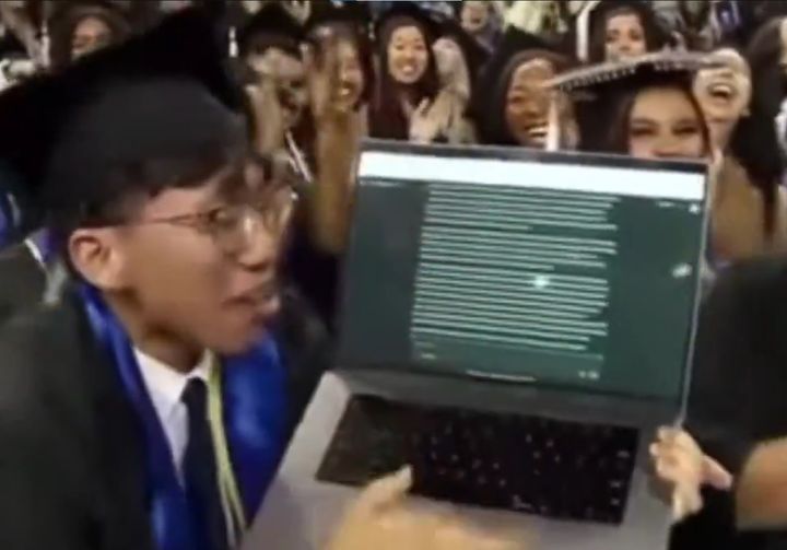 [서울=뉴시스] UCLA 졸업식 현장에서 챗GPT를 활용해 기말시험을 통과했다고 밝히는 안드레 마이.(사진=엑스 옛 트위터 갈무리)&nbsp; *재판매 및 DB 금지