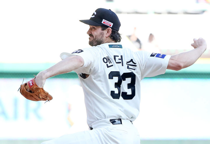 [서울=뉴시스] 프로야구 SSG 랜더스의 드류 앤더슨이 22일 인천 SSG랜더스필드에서 열린 2025 신한 쏠뱅크 KBO리그 KIA 타이거즈와의 경기에 선발 등판해 공을 던지고 있다. (사진=SSG 랜더스 제공) 2025.06.28. *재판매 및 DB 금지