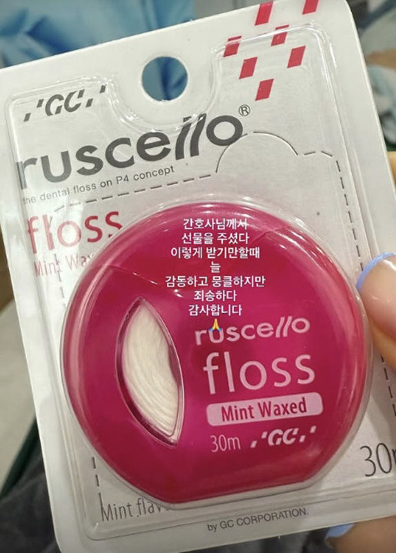 [서울=뉴시스] 배우 고현정이 치과 간호사에게 받은 치실 선물을 인증했다. (사진=고현정 인스타그램 캡처) 2025.06.28. photo@newsis.com&nbsp; *재판매 및 DB 금지