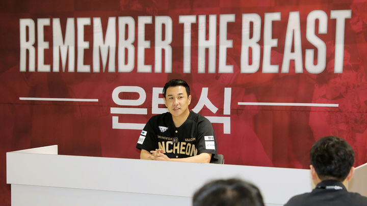 [인천=뉴시스] 김강민이 28일 인천 SSG랜더스필드에서 열릴 은퇴식을 앞두고 취재진과 기자회견을 진행하고 있다. (사진=SSG 랜더스 제공) 2025.06.28. *재판매 및 DB 금지