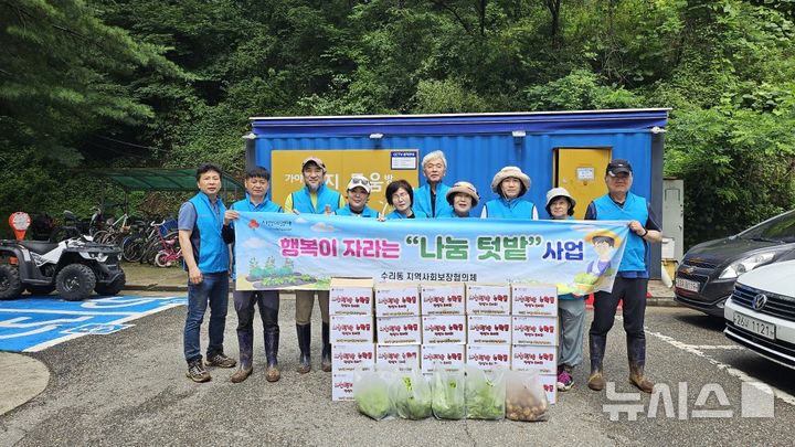 [군포=뉴시스] 나눔 텃밭 감자 캐기 참석자들이 수확 후 기념 촬영을 하고 있다. (사진=군포시 제공) 2025.06.28. photo@newsis.com