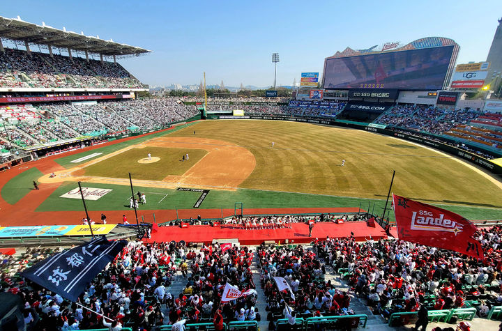[인천=뉴시스] 만원 관중이 들어찬 28일 인천 SSG랜더스필드의 전경. (사진=SSG 랜더스 제공) 2025.06.28. *재판매 및 DB 금지