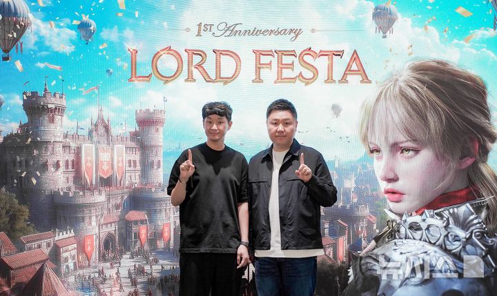 [서울=뉴시스] 스마일게이트는 지난 24일 오후 경기 성남시 스마일게이트 메가포트 사무실에서 '로드나인' 1주년 기자간담회를 열었다. (왼쪽부터) 한재영 스마일게이트 메가포트 이사, 김효재 엔엑스쓰리게임즈 대표. 2025.06.30. (사진=스마일게이트 제공)