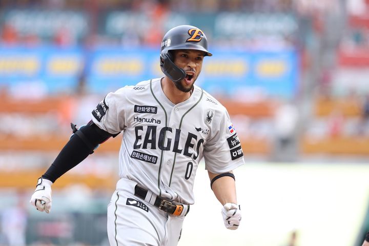 [서울=뉴시스] 프로야구 한화 이글스 루이스 리베라토가 28일 인천 SSG랜더스필드에서 열린 2025 신한 쏠뱅크 KBO리그 SSG 랜더스와의 경기 6회 3점 홈런을 친 뒤 환호하고 있다. (사진=한화 이글스 제공) 2025.06.28. *재판매 및 DB 금지