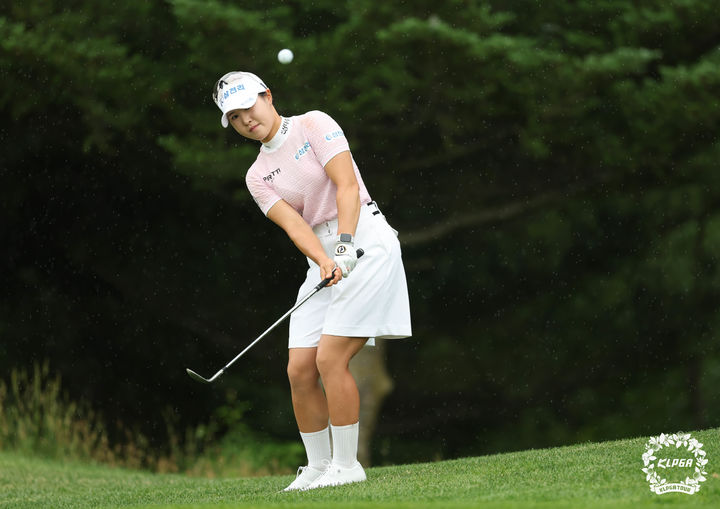 [서울=뉴시스]고지우, 용병 오픈 2라운드 단독 선두. (사진=KLPGA 투어 제공)