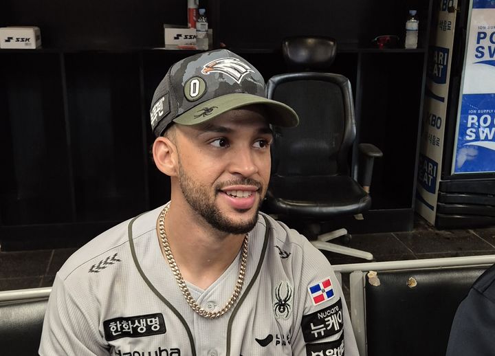 [인천=뉴시스] 문채현 기자 = 프로야구 한화 이글스 루이스 리베라토가 28일 인천 SSG랜더스필드에서 열린 2025 신한 쏠뱅크 KBO리그 SSG 랜더스와의 경기에서 승리한 뒤 취재진과 인터뷰를 하고 있다. 2025.06.28. dal@newsis.com *재판매 및 DB 금지