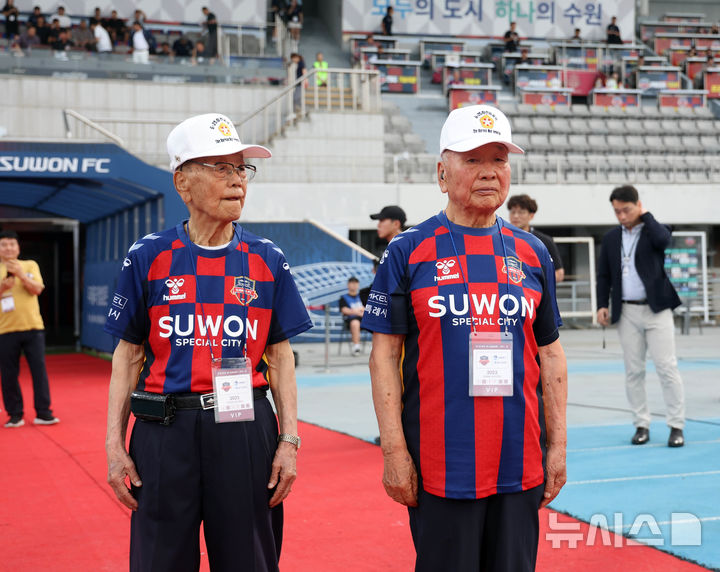[수원=뉴시스]시축하기 위해 입장하는 이구정 6·25참전유공자회 수원시지회장(좌측)과 강영구 경기지부 부지부장(사진=경기남부보훈지청 제공)2026.06.28.photo@newsis.com