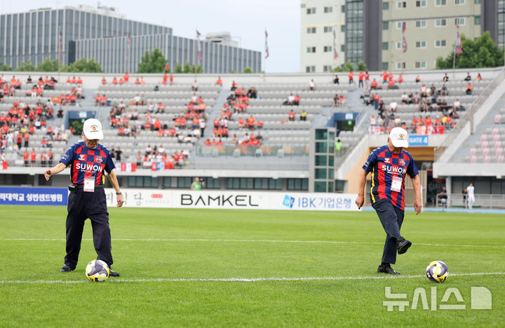 [수원=뉴시스]시축하는 6·25참전유공자들(사진=경기남부보훈지청 제공)