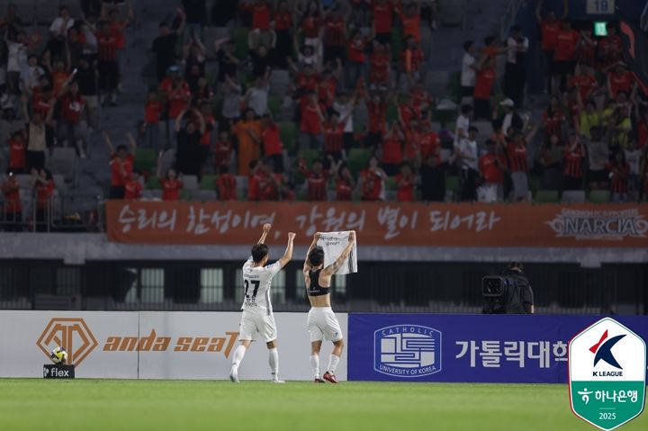 [서울=뉴시스]K리그1 강원, 수원FC에 2-1 승리. (사진=한국프로축구연맹 제공)