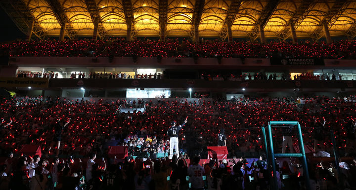 [서울=뉴시스] 프로야구 SSG 랜더스의 김강민이 28일 인천 SSG랜더스필드에서 열린 2025 KBO리그 한화 이글스와의 경기가 끝난 뒤 진행된 은퇴식에서 팬들과 기념사진을 찍고 있다. (사진=SSG 랜더스 제공) 2025.06.28.&nbsp; *재판매 및 DB 금지