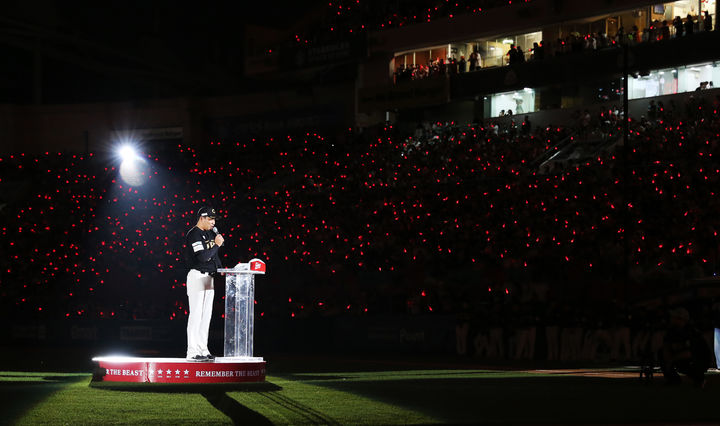[서울=뉴시스] 프로야구 SSG 랜더스의 김강민이 28일 인천 SSG랜더스필드에서 열린 2025 KBO리그 한화 이글스와의 경기가 끝난 뒤 진행된 은퇴식에서 은퇴사를 전하고 있다. (사진=SSG 랜더스 제공) 2025.06.28.&nbsp; *재판매 및 DB 금지