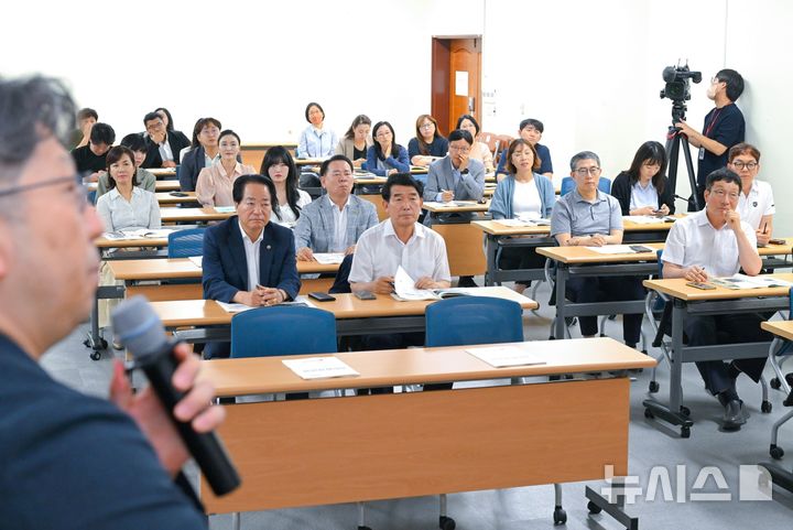 [창원=뉴시스]지난 27일 오후 경상남도의회 청사 대회의실에서 도의원, 의회사무처 직원을 대상으로 '생성형 인공지능(AI) 활용 역량 강화 교육'이 진행되고 있다.(사진=경남도의회 제공) 2025.06.28. photo@newsis.com