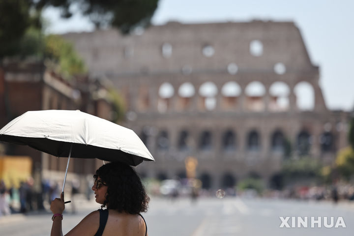 <font style="vertical-align: inherit;"><font style="vertical-align: inherit;">[로마=신화/뉴시스] 27일(현지 시간) 이탈리아 로마 콜로세움 인근에서 한 관광객이 양산을 쓰고 있다. 2025.06.30.</font></font>