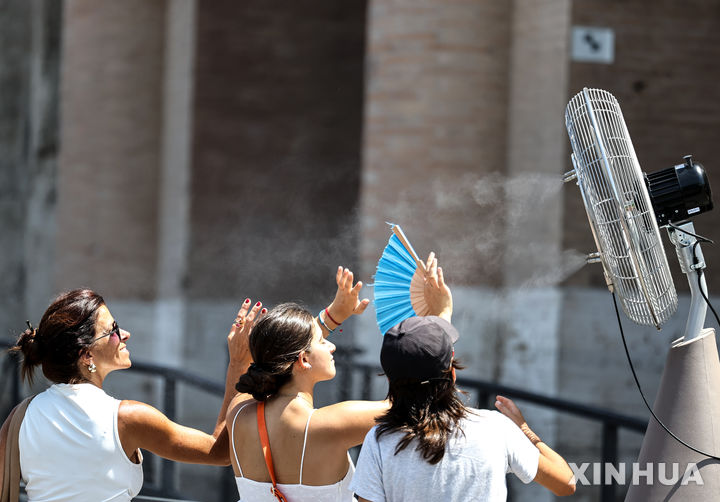 [로마=신화/뉴시스] 27일(현지 시간) 이탈리아 로마 콜로세움 인근에 설치된 선풍기 앞에서 관광객들이 더위를 식히고 있다. 2025.06.30.<font style="vertical-align: inherit;"><font style="vertical-align: inherit;"></font></font>