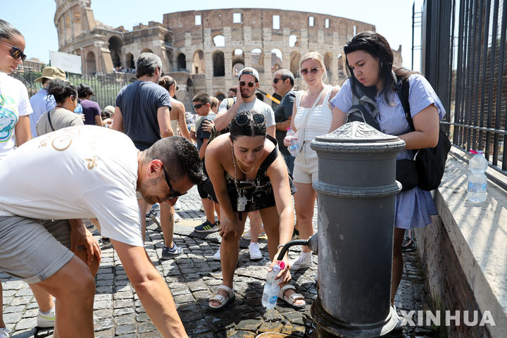 <font style="vertical-align: inherit;"><font style="vertical-align: inherit;">[로마=신화/뉴시스] 27일(현지 시간) 이탈리아 로마 콜로세움 인근 식수대에서 관광객들이 물을 받고 있다. 2025.06.30.</font></font>