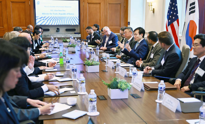 [서울=뉴시스] 이영환 기자 = 여한구 산업통상자원부 통상교섭본부장이 지난달 27일(현지 시간) 워싱턴 미국상공회의소에서 열린&nbsp; 라운드테이블에 참석해 인사말 하고 있다. 월스트리트저널은 2일 미국 협상 대표단이 한국 측에 디지털 교역을 문제 삼았다고 보도했다. (사진=산업통상자원부 제공) 2025.07.03.. photo@newsis.com *재판매 및 DB 금지