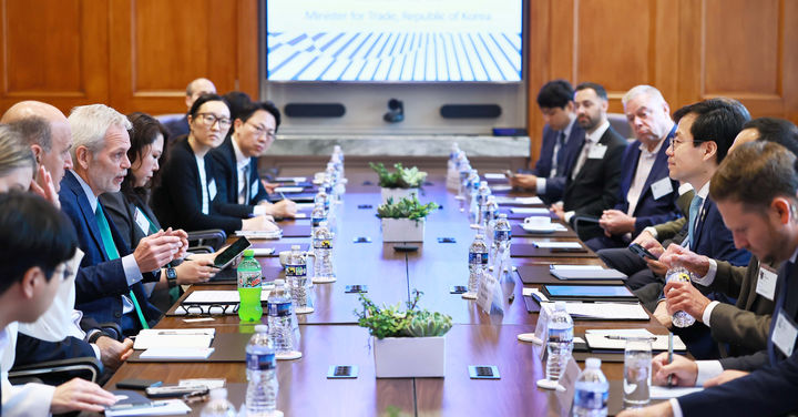 [서울=뉴시스] 이영환 기자 = 여한구 산업통상자원부 통상교섭본부장이 27일 오전(현지시간) 미국 워싱턴 D.C. 미국상공회의소 회의실에서 찰스 프리먼(Charles Freeman) 아시아 총괄 선임부회장을 비롯한 미한재계회의 회원사 관계자가 참석한 가운데 열린 미국 상공회의소 라운드테이블에 참석해 인사말을 하고 있다. (사진=산업통상자원부 제공) 2025.06.28. photo@newsis.com *재판매 및 DB 금지