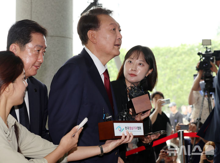 [서울=뉴시스] 이영환 기자 = 윤석열 전 대통령이 28일 오전 대면 조사를 받기 위해 서울 서초구 서울고검에 마련된 내란특검 사무실로 출석하고 있다. 2025.06.28. 20hwan@newsis.com