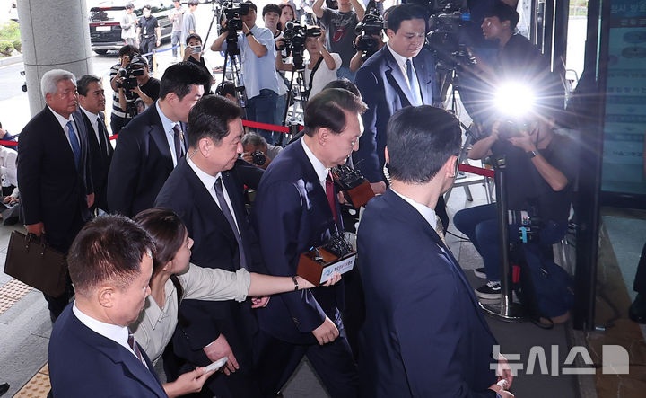 [서울=뉴시스] 이영환 기자 = 윤석열 전 대통령이 28일 오전 대면 조사를 받기 위해 서울 서초구 서울고검에 마련된 내란특검 사무실로 출석하고 있다. (공동취재) 2025.06.28. photo@newsis.com