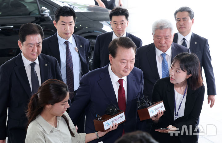 [서울=뉴시스] 이영환 기자 = 윤석열 전 대통령이 28일 오전 대면 조사를 받기 위해 서울 서초구 서울고검에 마련된 내란특검 사무실로 출석하고 있다. (공동취재) 2025.06.28. photo@newsis.com
