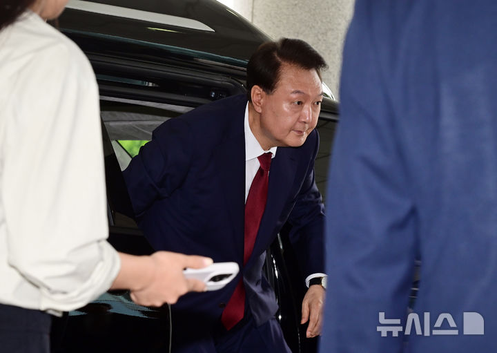 [서울=뉴시스] 이영환 기자 = 윤석열 전 대통령이 28일 오전 대면 조사를 받기 위해 서울 서초구 서울고검에 마련된 내란특검 사무실로 출석하고 있다. (공동취재) 2025.06.28. photo@newsis.com
