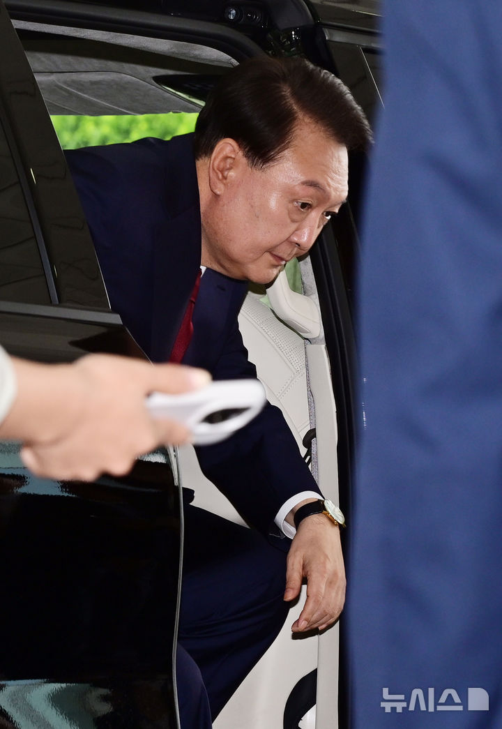 [서울=뉴시스] 이영환 기자 = 윤석열 전 대통령이 28일 오전 대면 조사를 받기 위해 서울 서초구 서울고검에 마련된 내란특검 사무실로 출석하고 있다. (공동취재) 2025.06.28. photo@newsis.com
