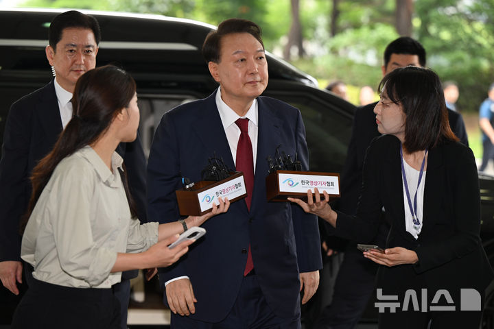 [서울=뉴시스] 이영환 기자 = 윤석열 전 대통령이 28일 오전 대면 조사를 받기 위해 서울 서초구 서울고검에 마련된 내란특검 사무실로 출석하고 있다. (공동취재) 2025.06.28. photo@newsis.com