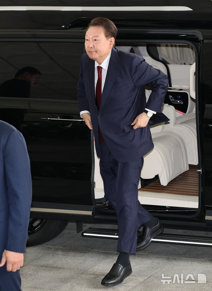 [서울=뉴시스] 이영환 기자 = 윤석열 전 대통령이 28일 오전 대면 조사를 받기 위해 서울 서초구 서울고검에 마련된 내란특검 사무실로 출석하고 있다. (공동취재) 2025.06.28. photo@newsis.com