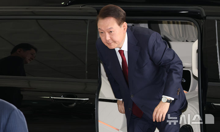 [서울=뉴시스] 이영환 기자 = 윤석열 전 대통령이 28일 오전 대면 조사를 받기 위해 서울 서초구 서울고검에 마련된 내란특검 사무실로 출석하고 있다. (공동취재) 2025.06.28. photo@newsis.com