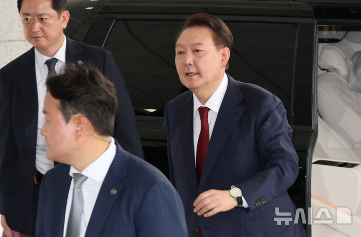 [서울=뉴시스] 이영환 기자 = 윤석열 전 대통령이 28일 오전 대면 조사를 받기 위해 서울 서초구 서울고검에 마련된 내란특검 사무실로 출석하고 있다. (공동취재) 2025.06.28. photo@newsis.com