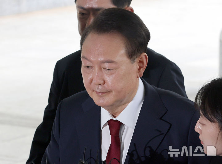 [서울=뉴시스] 이영환 기자 =  윤석열 전 대통령 측이 오는 5일 오전 9시에 출석해 조사받으라는 내란 특검팀(특별검사 조은석)의 요청을 받아들이기로 했다. 사진은 윤석열 전 대통령이 지난달 28일 오전 대면 조사를 받기 위해 서울 서초구 서울고검에 마련된 내란특검 사무실로 출석하는 모습. (공동취재) 2025.06.28. photo@newsis.com