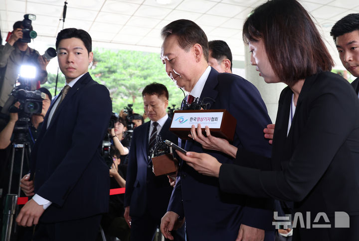 [서울=뉴시스] 이영환 기자 = 윤석열 전 대통령이 28일 오전 대면 조사를 받기 위해 서울 서초구 서울고검에 마련된 내란특검 사무실로 출석하고 있다. (공동취재) 2025.06.28. photo@newsis.com