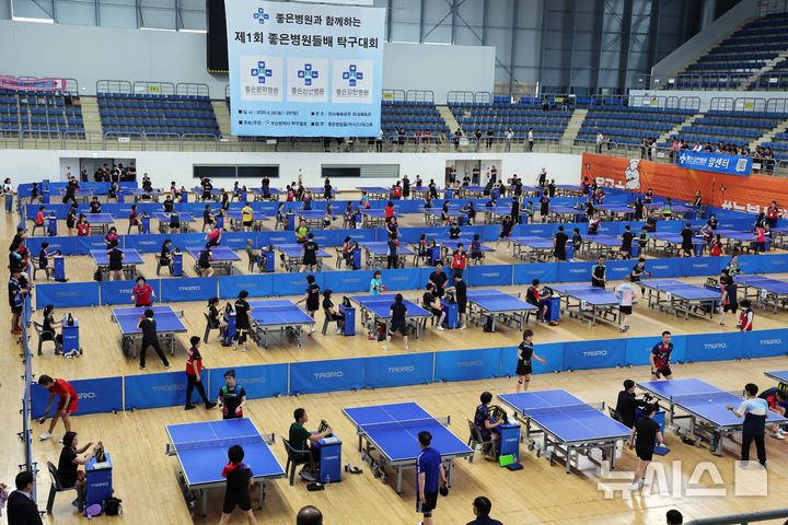[부산=뉴시스] 하경민 기자 = '제1회 좋은병원들배 탁구대회'가 열린 28일 부산 강서구 강서실내체육관에서 출전 선수들이 기량을 뽐내고 있다. 부산시탁구협회가 주최하고 은성의료재단 소속 좋은병원들, 뉴시스 등이 후원하는 이번 대회에는 지역 동호회원 1000여 명이 출전했으며, 대회는 29일까지 이틀간 진행된다. 2025.06.28. yulnetphoto@newsis.com