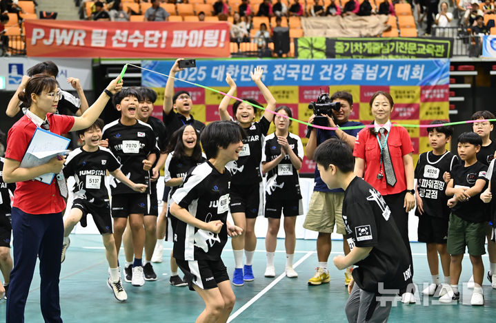[수원=뉴시스] 김종택 기자 = 28일 경기 수원시 장안구 종합체육관에서 열린 ‘2025 대한민국 전국민 건강줄넘기대회’에서 참가 선수들이 열띤 응원을 펼치고 있다.&nbsp; 수원시 줄넘기협회가 주최·주관하는이번 대회는 유치부부터 일반부까지 다양한 연령층의 선수들이 출전해 자신의 기량을 선보였다. 2025.06.28. jtk@newsis.com