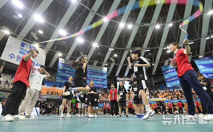 [수원=뉴시스] 김종택 기자 = 28일 경기 수원시 장안구 종합체육관에서 열린 ‘2025 대한민국 전국민 건강줄넘기대회’에서 참가 선수들이 열띤 경연을 펼치고 있다. 수원시줄넘기협회가 주최·주관하는 이번 대회는 유치부부터 일반부까지 다양한 연령층의 선수들이 출전해 자신의 기량을 선보였다. 2025.06.28. jtk@newsis.com