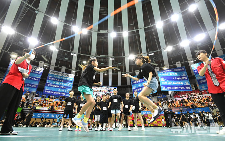 [수원=뉴시스] 김종택 기자 = 28일 경기 수원시 장안구 종합체육관에서 열린 ‘2025 대한민국 전국민 건강줄넘기대회’에서 참가 선수들이 열띤 경연을 펼치고 있다.&nbsp; 수원시 줄넘기협회가 주최·주관하는이번 대회는 유치부부터 일반부까지 다양한 연령층의 선수들이 출전해 자신의 기량을 선보였다. 2025.06.28. jtk@newsis.com