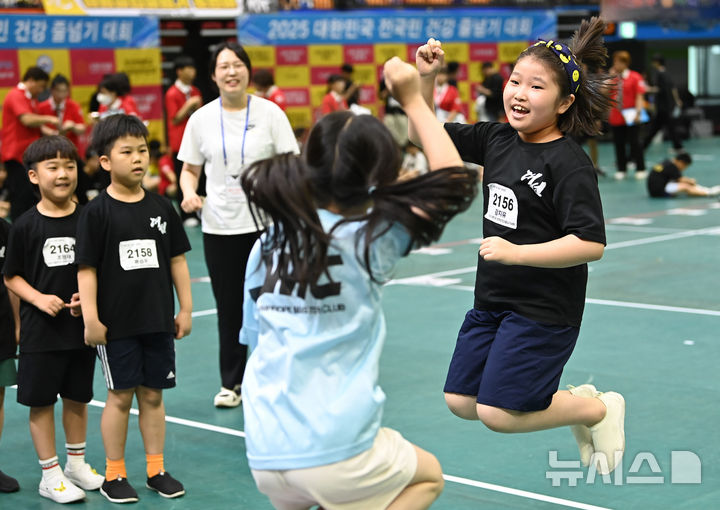 [수원=뉴시스] 김종택 기자 = 28일 경기 수원시 장안구 종합체육관에서 열린 ‘2025 대한민국 전국민 건강줄넘기대회’에서 참가 선수들이 열띤 경연을 펼치고 있다.&nbsp; 수원시 줄넘기협회가 주최·주관하는이번 대회는 유치부부터 일반부까지 다양한 연령층의 선수들이 출전해 자신의 기량을 선보였다. 2025.06.28. jtk@newsis.com