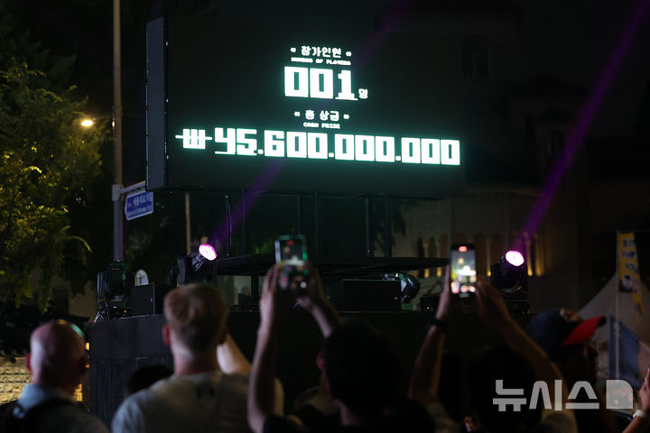 [서울=뉴시스] 권창회 기자 = 28일 서울 중구 서울시청 인근에서 2025 K콘텐츠 서울여행주간 오징어게임 퍼레이드 행사가 열리고 있다. 2025.06.28. kch0523@newsis.com