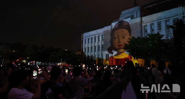 [서울=뉴시스] 권창회 기자 = 28일 서울 중구 서울도서관에서 2025 K콘텐츠 서울여행주간 오징어게임 미디어파사드가 진행되고 있다. 2025.06.28. kch0523@newsis.com