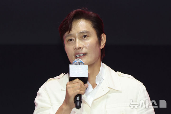 [서울=뉴시스] 권창회 기자 = 배우 이병헌이 28일 서울 중구 서울광장에서 열린 오징어게임3 팬 이벤트 행사에서 인사말을 하고 있다. 2025.06.28. kch0523@newsis.com