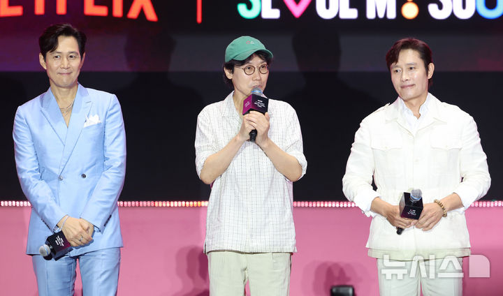 [서울=뉴시스] 권창회 기자 = 황동혁 감독이 28일 서울 중구 서울광장에서 열린 오징어게임3 팬 이벤트 행사에서 인사말을 하고 있다. 2025.06.28. kch0523@newsis.com