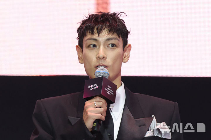 [서울=뉴시스] 권창회 기자 = 황동혁 감독, 배우 이정재, 이병헌을 비롯한 참석배우들이 28일 서울 중구 서울광장에서 열린 오징어게임3 팬 이벤트 행사에서 기념촬영을 하고 있다. 2025.06.28. kch0523@newsis.com