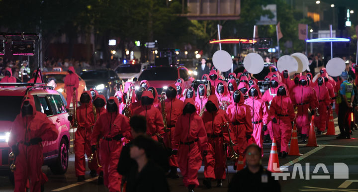 [서울=뉴시스] 권창회 기자 = 28일 서울 중구 서울시청 인근에서 2025 K콘텐츠 서울여행주간 오징어게임 퍼레이드 행사가 열리고 있다. 2025.06.28. kch0523@newsis.com