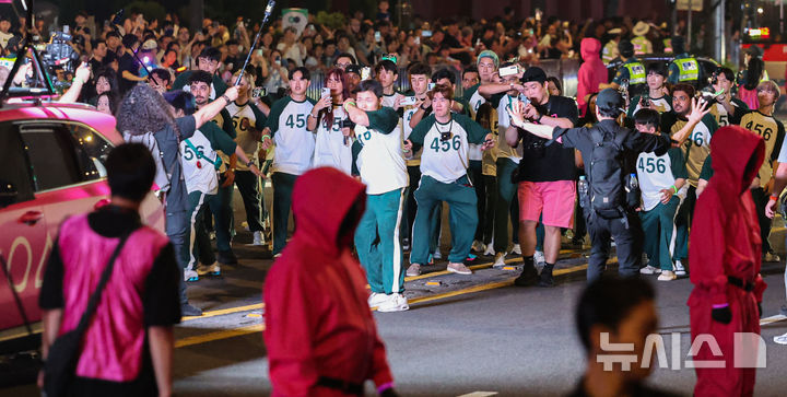 [서울=뉴시스] 권창회 기자 = 28일 서울 중구 서울시청 인근에서 2025 K콘텐츠 서울여행주간 오징어게임 퍼레이드 행사가 열리고 있다. 2025.06.28. kch0523@newsis.com