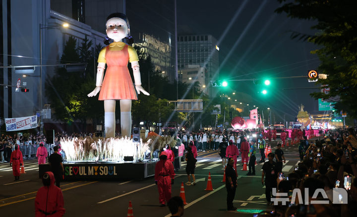 [서울=뉴시스] 권창회 기자 = 지난 28일 서울 중구 서울시청 인근에서 2025 K콘텐츠 서울여행주간 오징어게임 퍼레이드 행사가 열리고 있다. 2025.06.28. kch0523@newsis.com